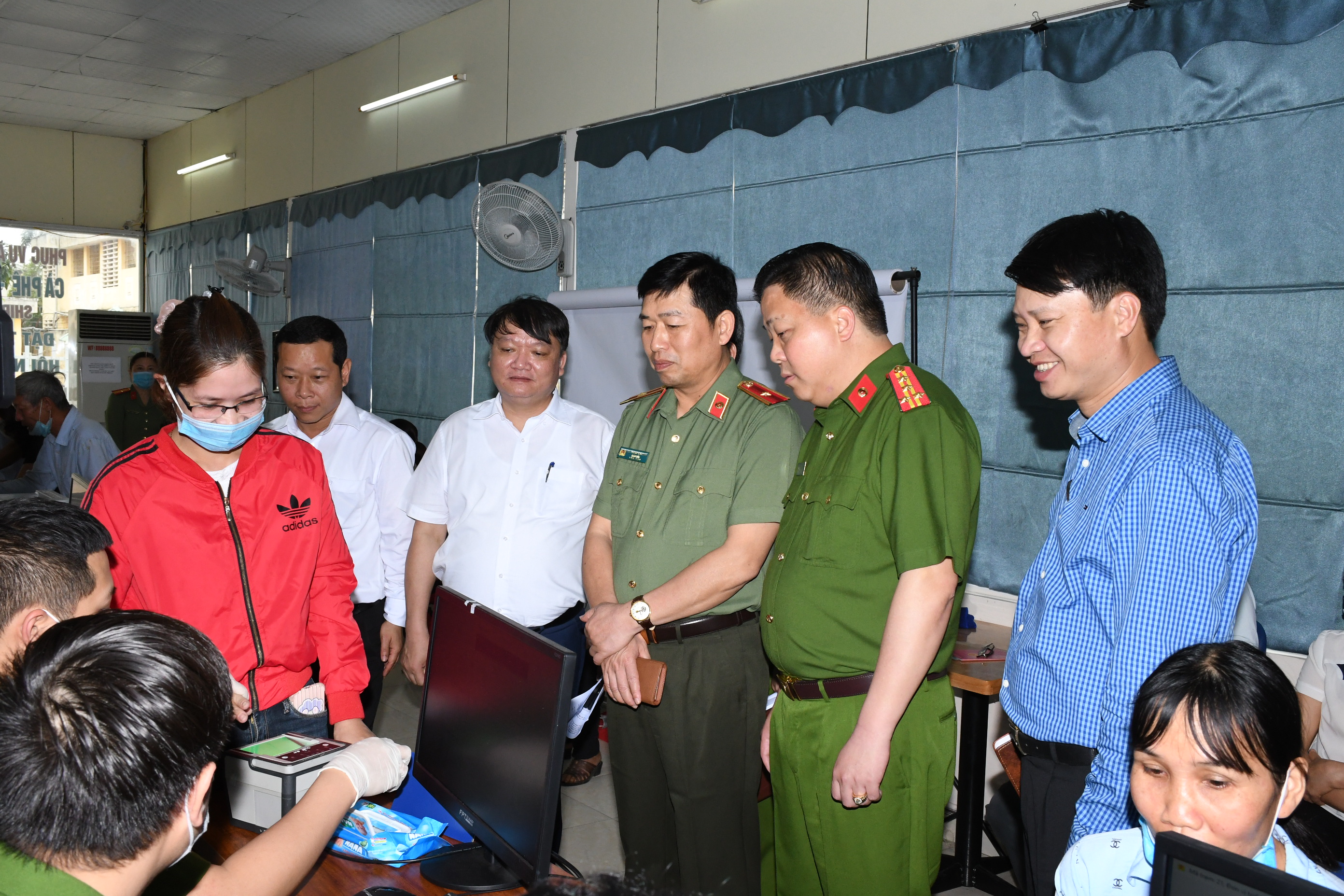 UBND thành phố ban hành chỉ thị về việc đẩy mạnh thực hiện 2 Dự án Cơ sở dữ liệu quốc gia về dân cư và Sản xuất, cấp, quản lý CCCD